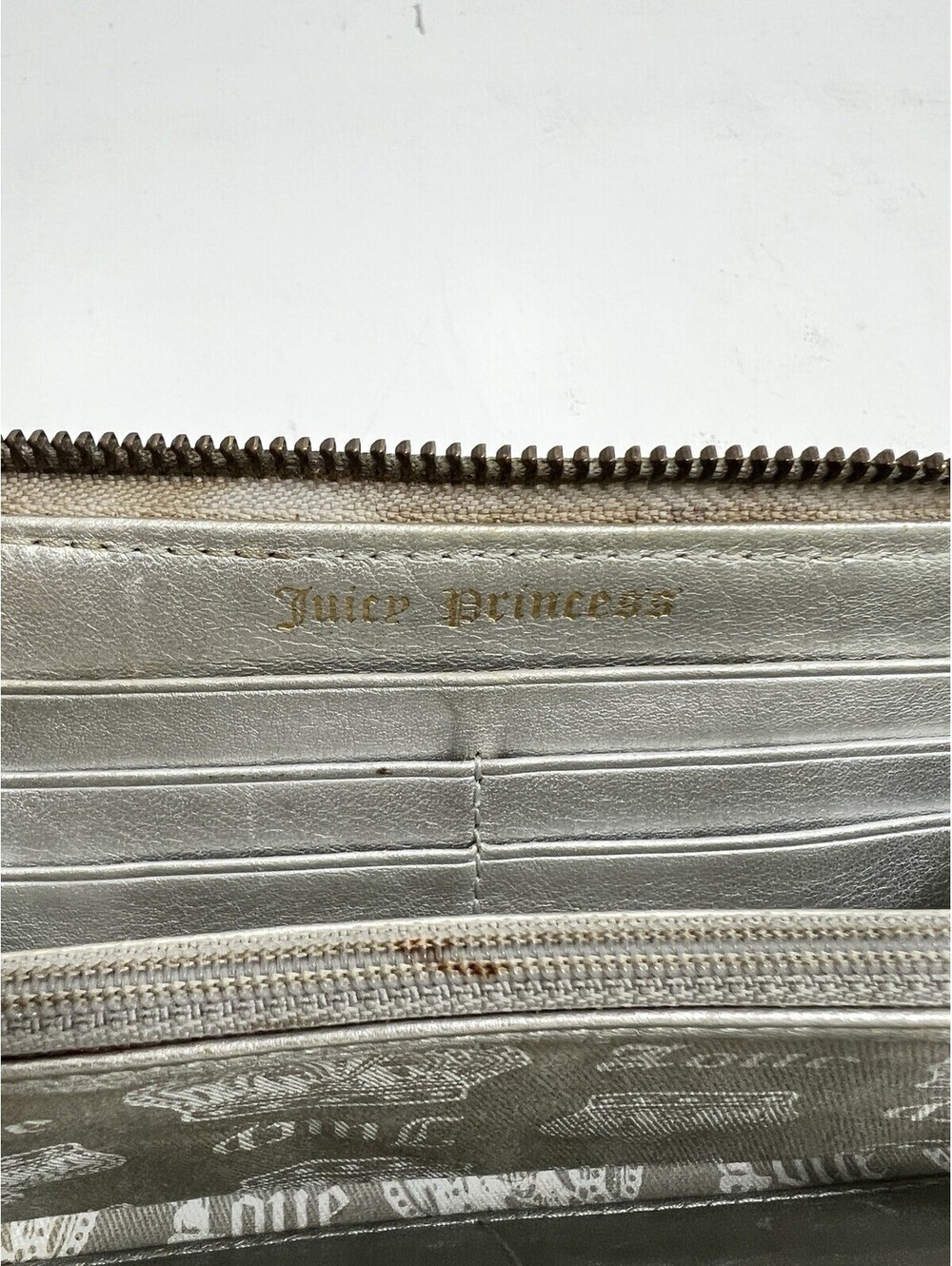 Vintage Juicy Couture Wallet In Genuine Leather Silver With Gold Hardware Charm - Picture 9 of 9